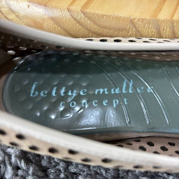 Bettye Muller Concept Janae Perforated Ballet Flats Womens 8.5 Leather Shoes - Picture 7 of 10